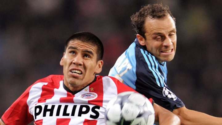 El reconocimiento que le hizo el PSV a Salcido y su reacción en redes.