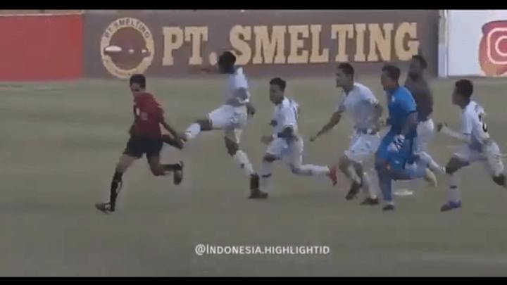 TREMENDO | Un equipo entero agrede a un árbitro en Indonesia