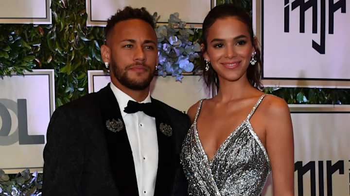 ENAMORADOS | La novia de Neymar se robó los flashes con la camiseta del PSG