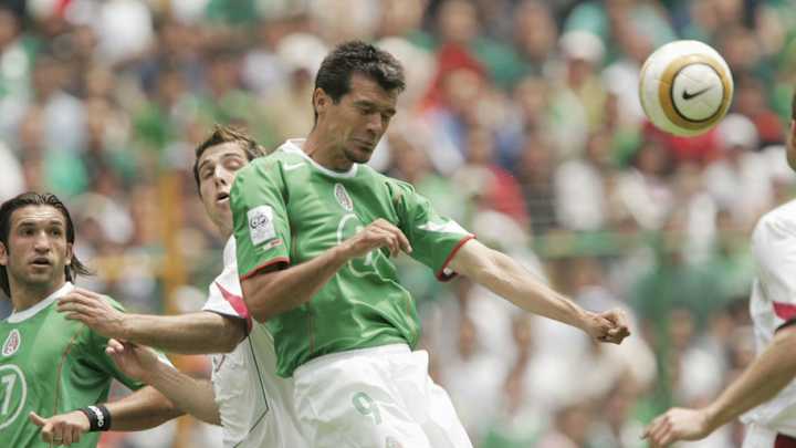 CON TODO | Mexicanos criticaron a la FIFA al escoger el gol de Ronaldinho antes que el de Borgetti