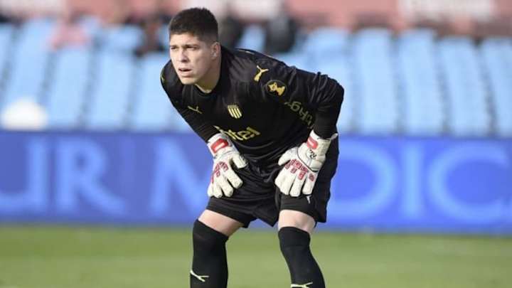 INSÓLITO | El portero llevó la camiseta de color erróneo y tuvo que hacer esto para poder jugar