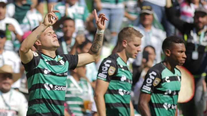 ​¡FESTEJO INTERRUMPIDO! | El motivo por el que Santos tuvo que cambiar su jersey conmemorativo