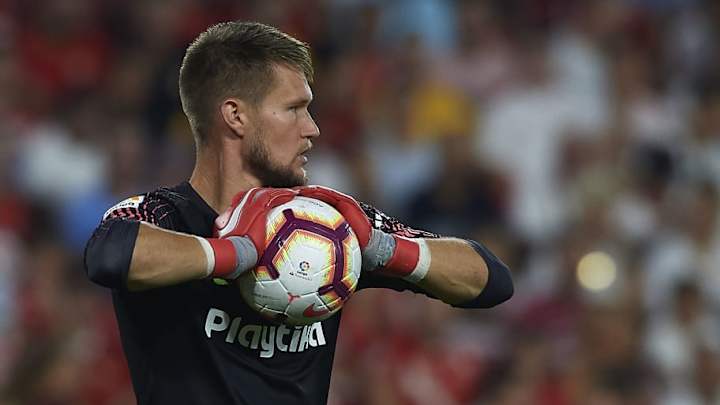 El problema personal del portero del Sevilla que casi lo deja afuera del partido El problema personal del portero del Sevilla que casi lo deja afuera del partido