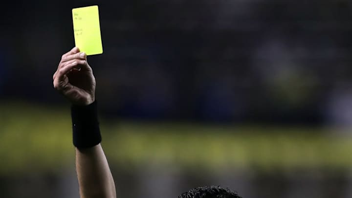 VIDEO | La tarjeta amarilla más rápida y absurda de la historia VIDEO | La tarjeta amarilla más rápida y absurda de la historia