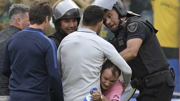 El emotivo gesto de Carlos Tevez con un hincha que se metió al campo de juego de La Bombonera