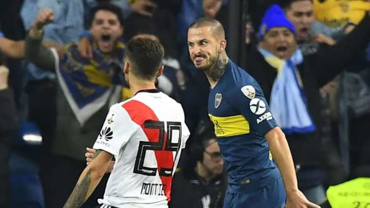La cargada de Sebastián Driussi a Darío Benedetto por el festejo de su gol