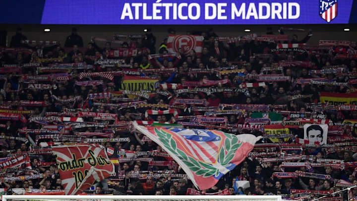 La afición del Atlético Madrid animó al equipo en el hotel de la concentración