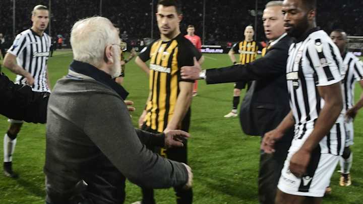 El presidente de un equipo bajó al campo con una pistola para amenazar al arbitro por un gol anulado