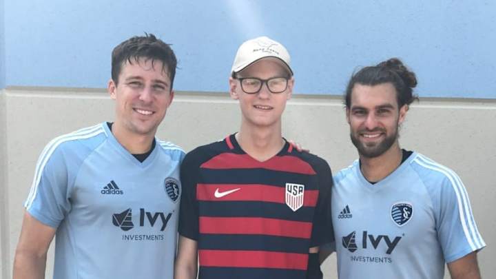 EMOTIVO: El Sporting Kansas City firmó a paciente con cáncer con un contrato honorario EMOTIVO: El Sporting Kansas City firmó a paciente con cáncer con un contrato honorario