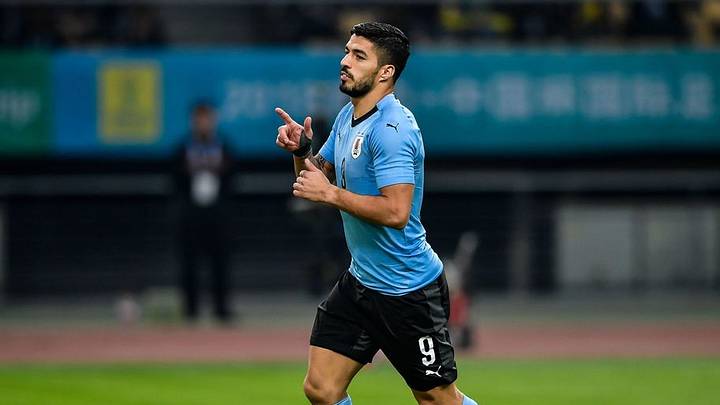 La extraña posición en la que jugó Suárez en el entrenamiento de Uruguay