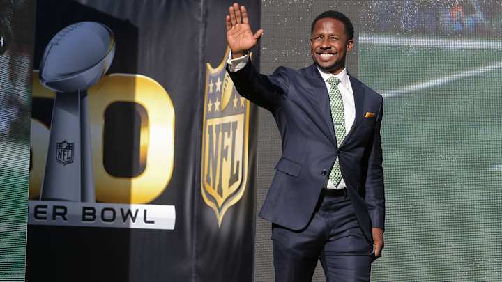 Watch: Packers Fans Don't Recognize Desmond Howard, Try to Recruit Him Into Fan Base Watch: Packers Fans Don't Recognize Desmond Howard, Try to Recruit Him Into Fan Base