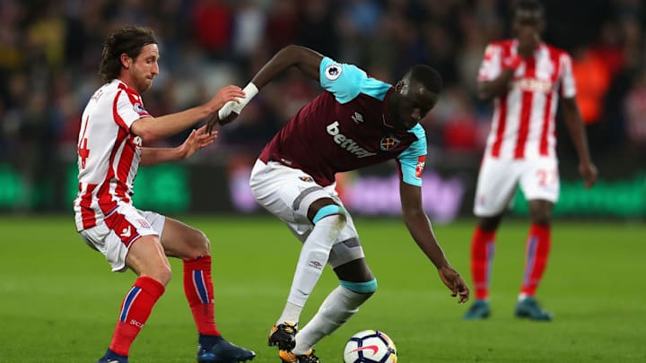 'Giraffe on Ice': West Ham Fans Blast Midfielder After Lacklustre Performance in Draw to Stoke 'Giraffe on Ice': West Ham Fans Blast Midfielder After Lacklustre Performance in Draw to Stoke
