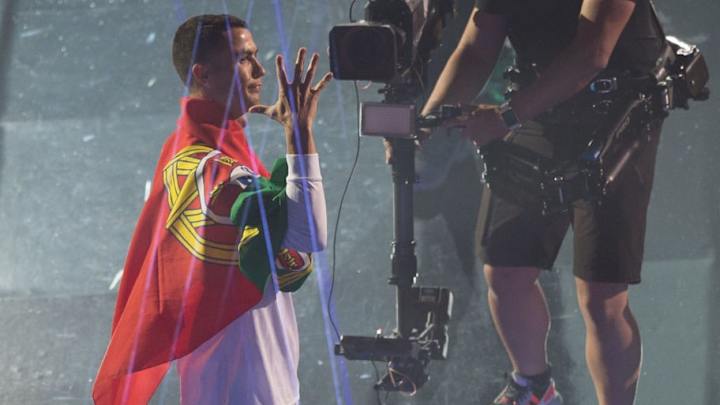 MOMENTAZO | Jugadores y fans interrumpieron el discurso de CR7 para pedirle que se quede MOMENTAZO | Jugadores y fans interrumpieron el discurso de CR7 para pedirle que se quede