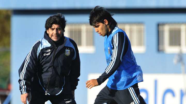 TREMENDO | Diego Maradona borró al Kun Agüero de una foto en su casa
