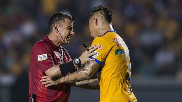 POLÉMICA | Tigres se quejó de la cancha de Chivas y pidió que Santander no los volviera a pitar