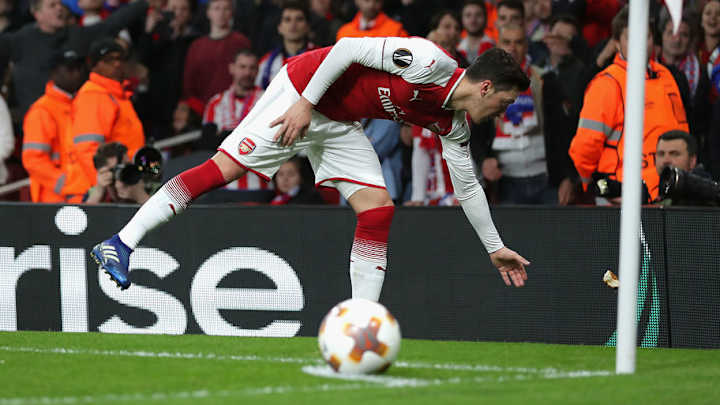 VIDEO: Mesut Ozil Eats Missile Thrown During Europa League Clash Against Atletico Madrid VIDEO: Mesut Ozil Eats Missile Thrown During Europa League Clash Against Atletico Madrid