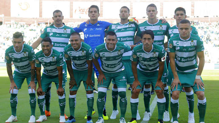 ¡WTF! | La peculiar forma con la que la defensa de Santos defiende los tiros libres