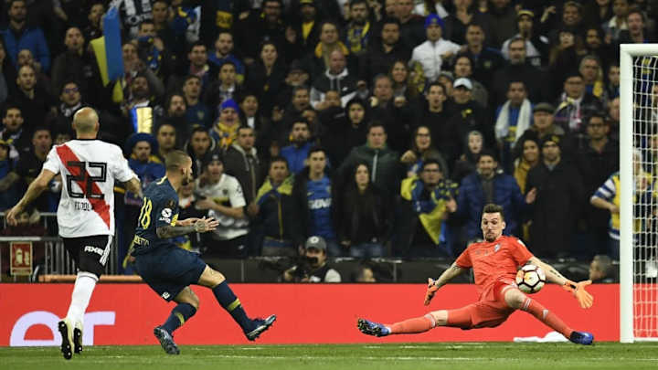 Benedetto adelanta a Boca con una definición espectacular