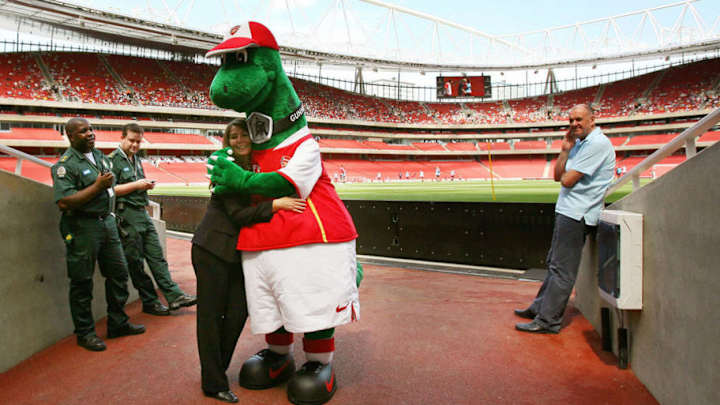 PHOTO: Arsenal Mascot Gunnersaurus Spotted Carrying Wenger Out Banner in Latest Protest