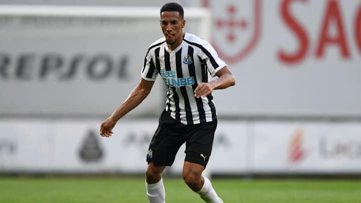 Report Reveals Reveals Rafa Benitez Is ‘Struggling to Trust’ Midfielder Isaac Hayden Report Reveals Reveals Rafa Benitez Is ‘Struggling to Trust’ Midfielder Isaac Hayden