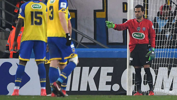PHOTO: Veteran Full-Back Dani Alves Turns Goalkeeper for PSG After Kevin Trapp Dismissal PHOTO: Veteran Full-Back Dani Alves Turns Goalkeeper for PSG After Kevin Trapp Dismissal