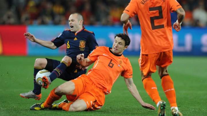 Preguntaron a Van Bommel por sus patadas a Iniesta en la final del Mundial 2010 y así reaccionó