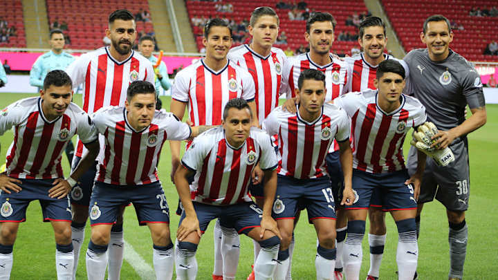 LAMENTABLE | El feo gesto de un jugador de Chivas con un aficionado que le pidió una fotografía