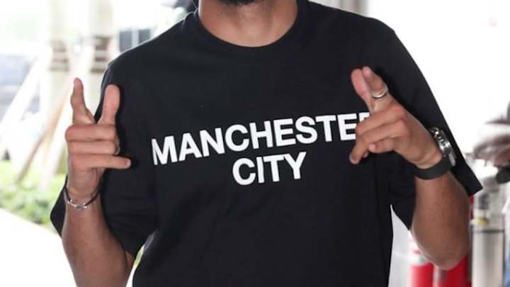 La extraña y criticada vestimenta oficial del Manchester City