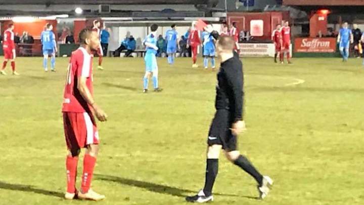 VIRAL | ¡Un árbitro expulsa jugador por creer que le está vacilando al decirle su apellido!