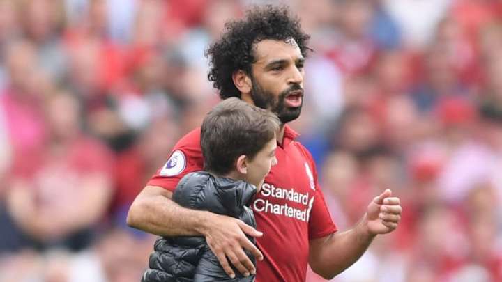 Liverpool Fans Loved How Mohamed Salah Reacted to Young Pitch Invader in West Ham Win Liverpool Fans Loved How Mohamed Salah Reacted to Young Pitch Invader in West Ham Win