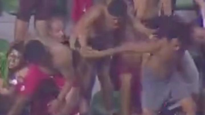 ¡HASTA A MÍ ME DOLIÓ! | Aficionado del Toluca cae desde lo alto al festejar un gol de su equipo