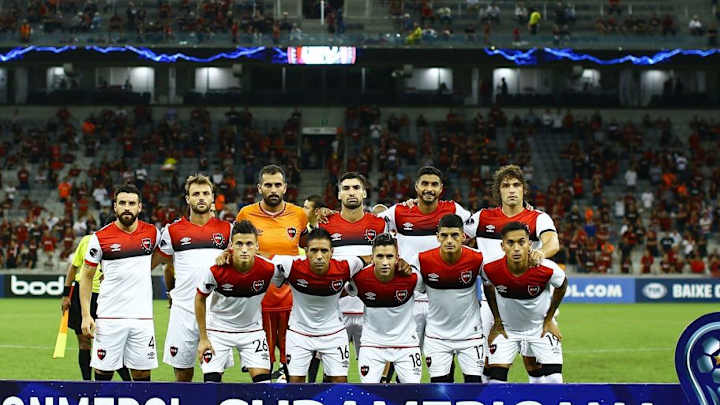 INSÓLITO | El polémico gesto del árbitro Loustau con los jugadores de Newell's