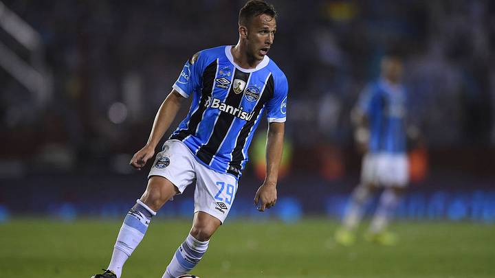 El golazo de Arthur con el Gremio que se ha convertido en viral