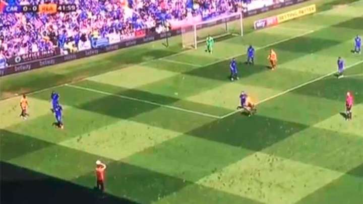 Confundió la línea de banda con la sombra del estadio, sacó desde ahí...¡y nadie se dio cuenta!