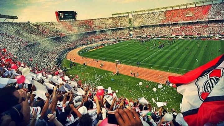 El saludo de jugadores y exjugadores de River a los hinchas en su día El saludo de jugadores y exjugadores de River a los hinchas en su día