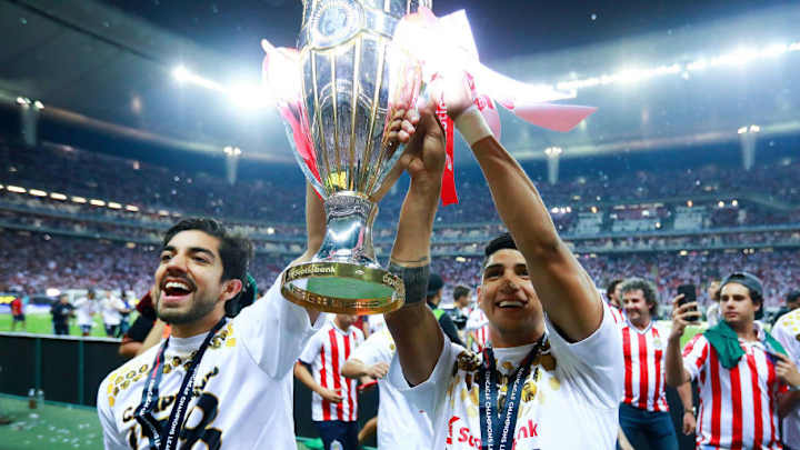 SALVADORES | El patrocinador de Chivas que detendría la venta de Pizarro y Pulido