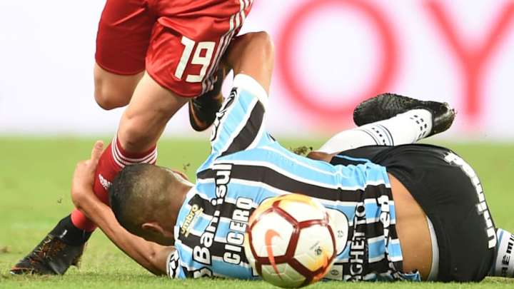 TREMENDA | La patada en Gremio-River que hizo recordar a la de Pinola ante Independiente