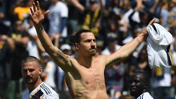 SIEMPRE ZLATAN | La reacción de Ibrahimovic al golazo de chilena de CR