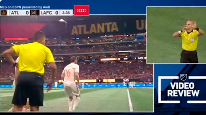 El VAR revirtió una tarjeta roja sacada a los 37 segundos de un partido en la MLS