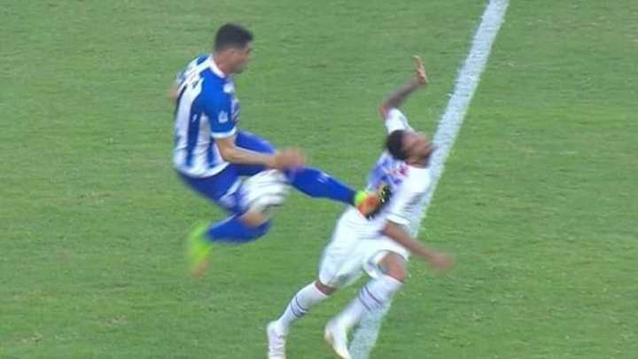 La criminal patada en el fútbol brasileño de la que todo el mundo habla