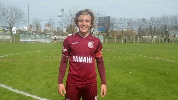 ESPECTACULAR | El recibimiento en el colegio al chico de Lanús que debutó con 17 años