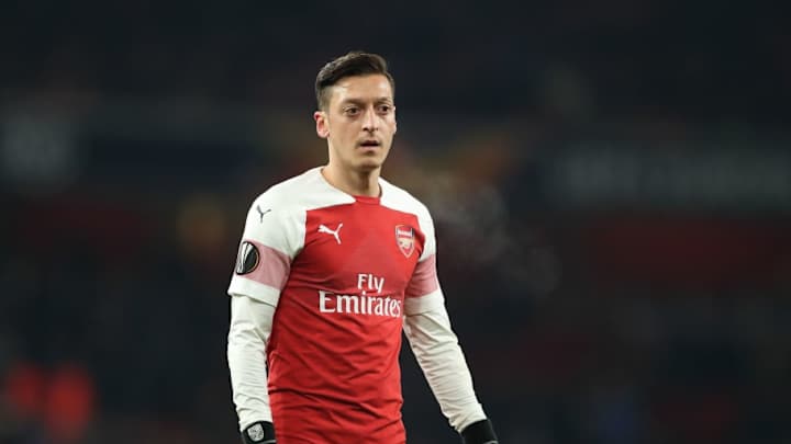 Ozil no logra mejorar de su lesión en la espalda por culpa del...Fortnite
