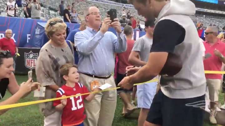 Friday’s Hot Clicks: Kid in Tom Brady Jersey Doesn’t Realize He’s Getting Tom Brady’s Autograph Friday’s Hot Clicks: Kid in Tom Brady Jersey Doesn’t Realize He’s Getting Tom Brady’s Autograph