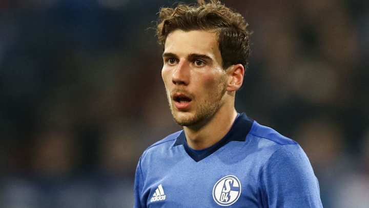 TREMENDA | La pancarta de los aficionados del Schalke insultando a Goretzka tras irse al Bayern TREMENDA | La pancarta de los aficionados del Schalke insultando a Goretzka tras irse al Bayern