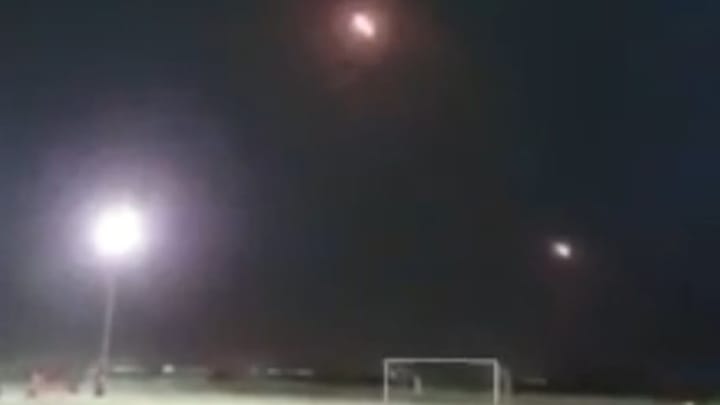TREMENDO | El video de misiles volando por encima de una cancha de fútbol que es viral en redes