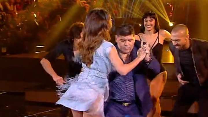 SIEMPRE PROTAGONISTA | El baile 'hot' de Maradona con una modelo