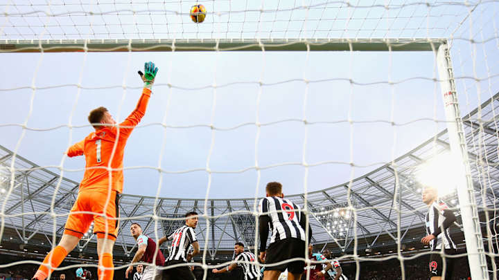 INSÓLITO | El portero que tuvo que pedir una gorra a los aficionados por culpa del sol