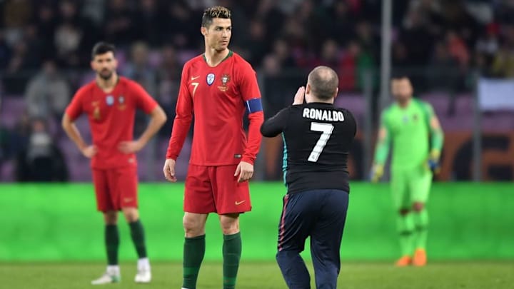 VÍDEO | Tres espontáneos saltan a por Cristiano Ronaldo... ¡y hasta le besan!