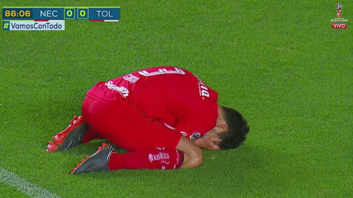 ¡LAMENTABLE! | Pseudoaficionados del Toluca desean la muerte a Santiago García por fallar penal