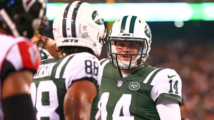Jets QB Sam Darnold Displays Speedy Release in Preseason Debut Jets QB Sam Darnold Displays Speedy Release in Preseason Debut